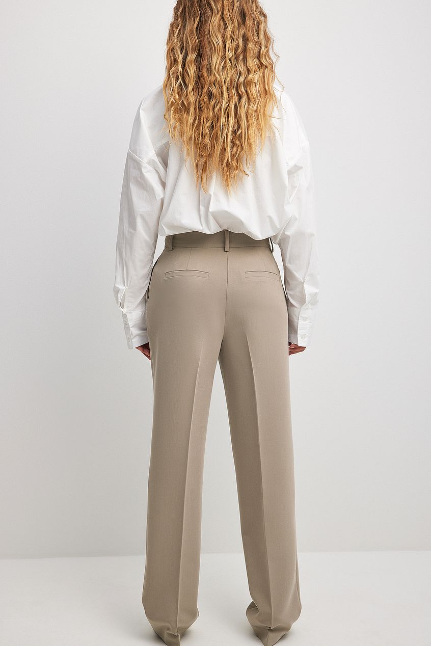 מכנסי חליפה בגזרה ישרה ובמותן בינונית- NA-KD|נייקד