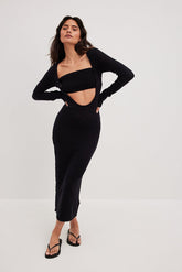 שמלת מקסי סרוגה עם מחשוף עמוק ושרוולים ארוכים