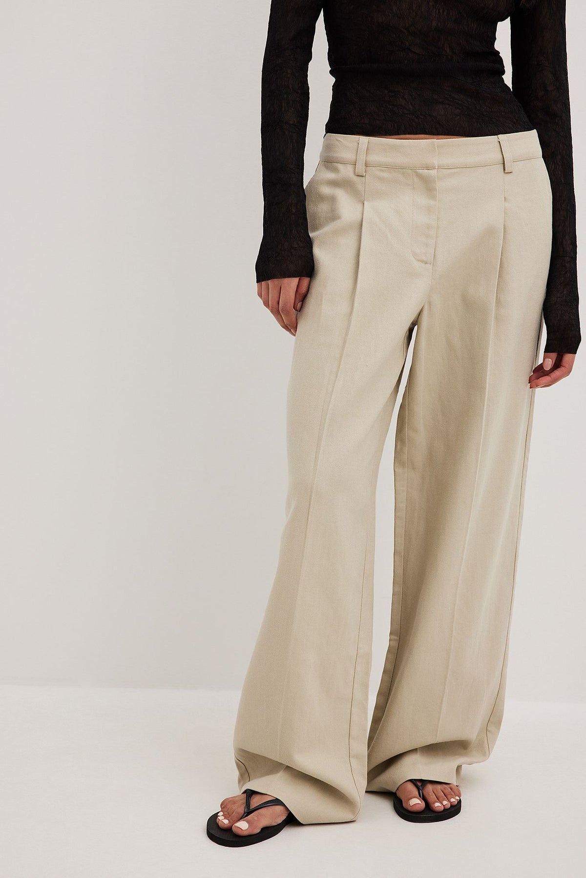 מכנסי פשתן בגזרה ישרה ובמותן בינונית