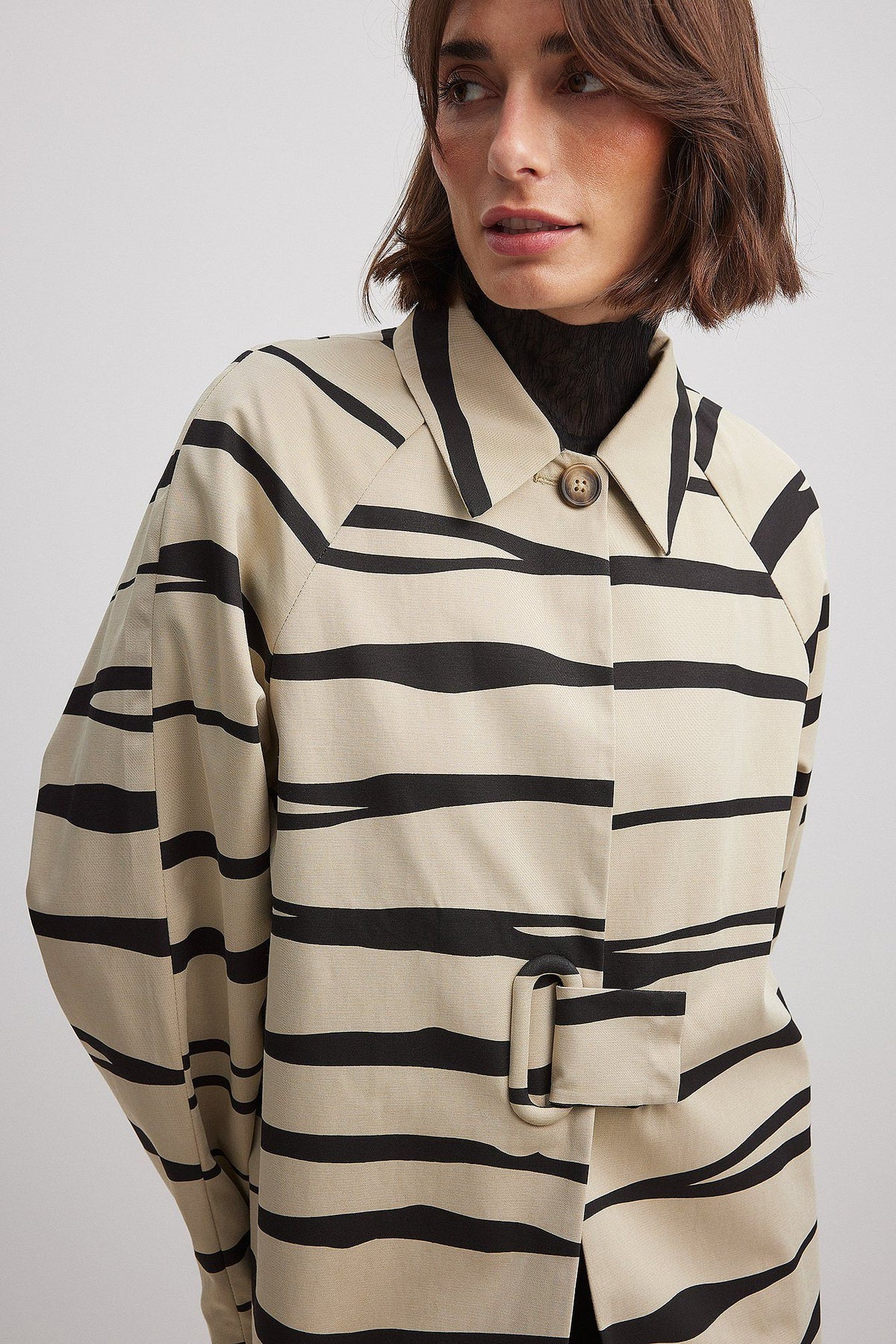 מעיל סטרייט עם אבזם וכפתורים