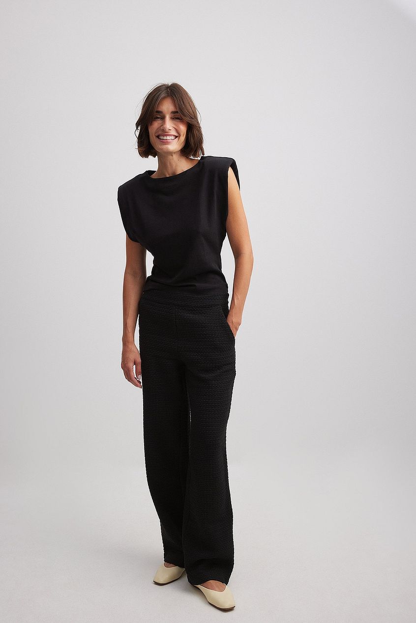 טופ צמוד ללא שרוולים עם כתפיים מודגשות