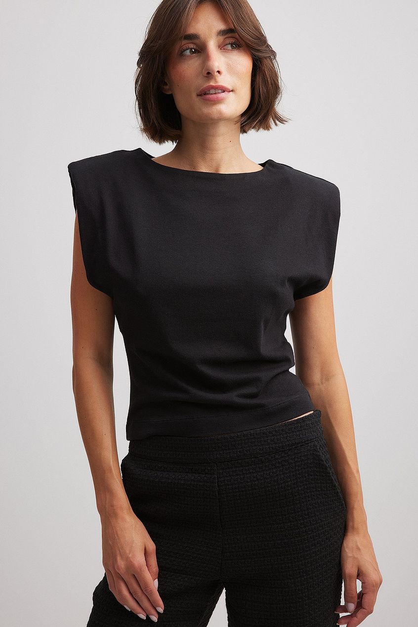 טופ צמוד ללא שרוולים עם כתפיים מודגשות