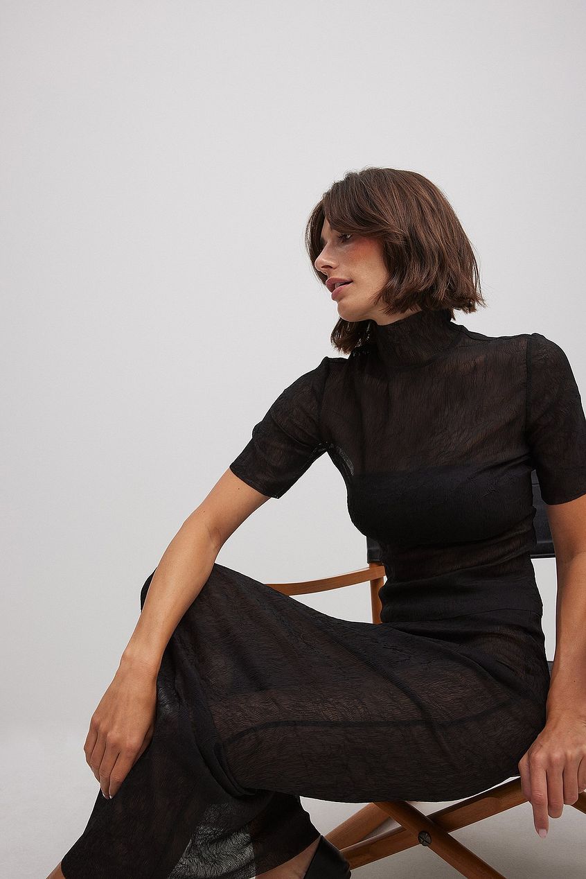 טופ גולף צמוד מבד מובנה Josefine HJ x NA-KD