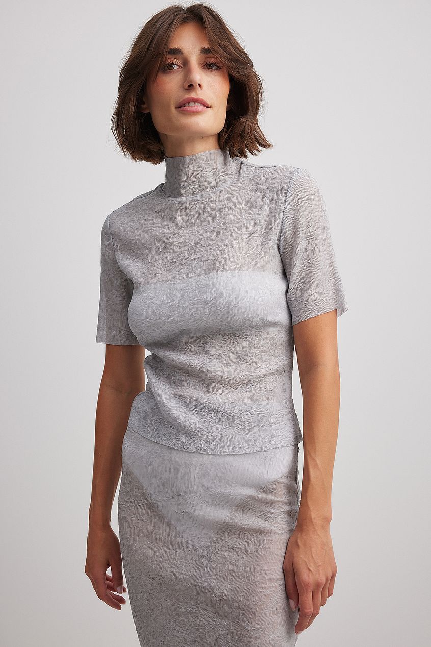 טופ גולף צמוד מבד מובנה Josefine HJ x NA-KD