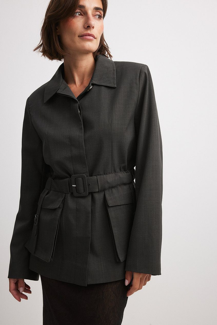 בלייזר מחויט עם חגורה וכתפיים מודגשות Josefine HJ x NA-KD