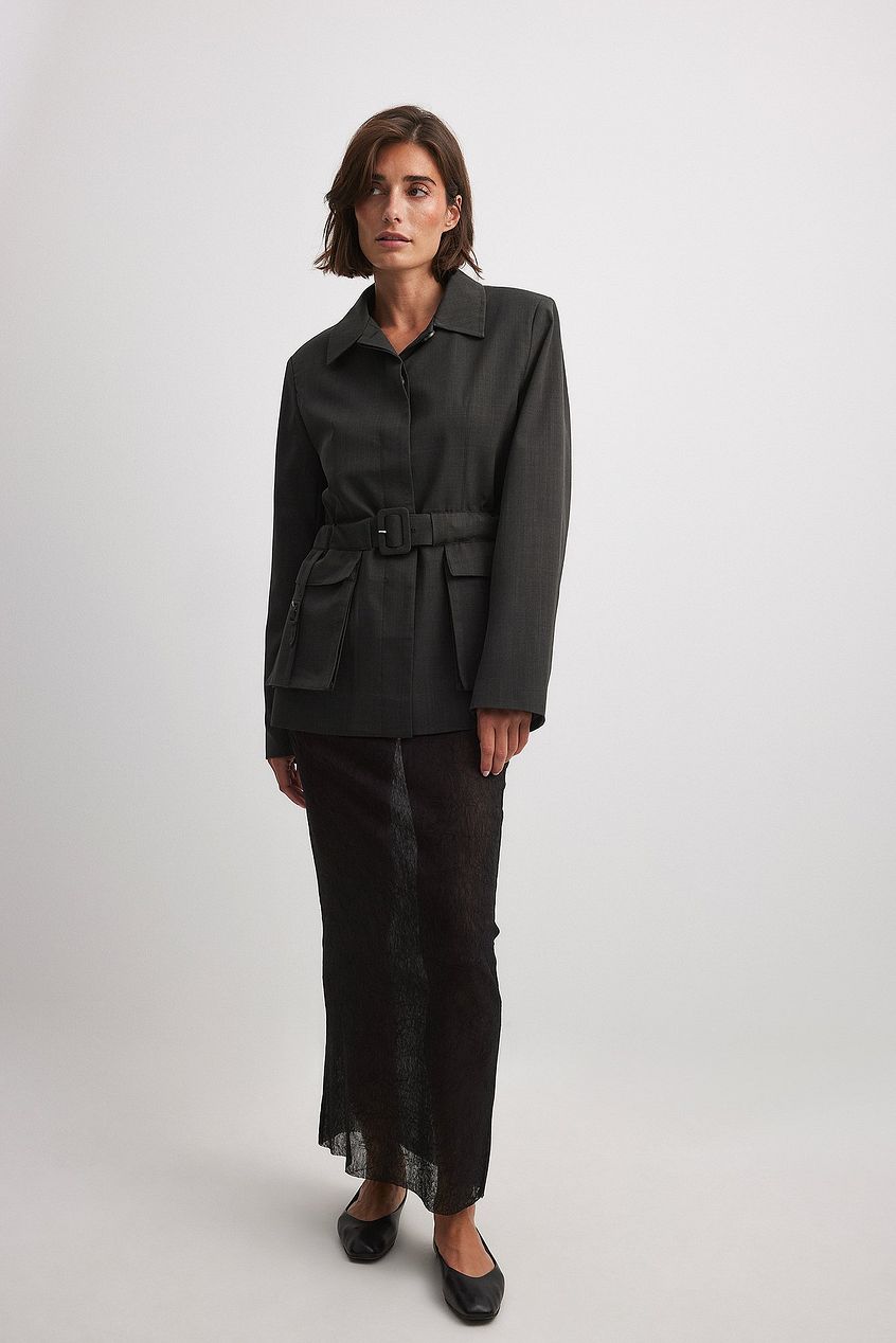 בלייזר מחויט עם חגורה וכתפיים מודגשות Josefine HJ x NA-KD