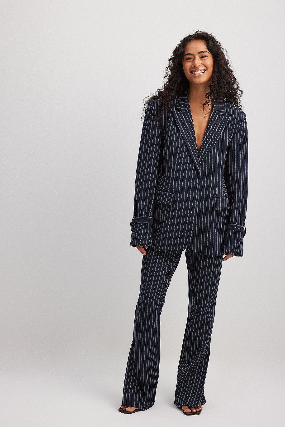 בלייזר פסים עם אבזמים בגב ובשרוולים