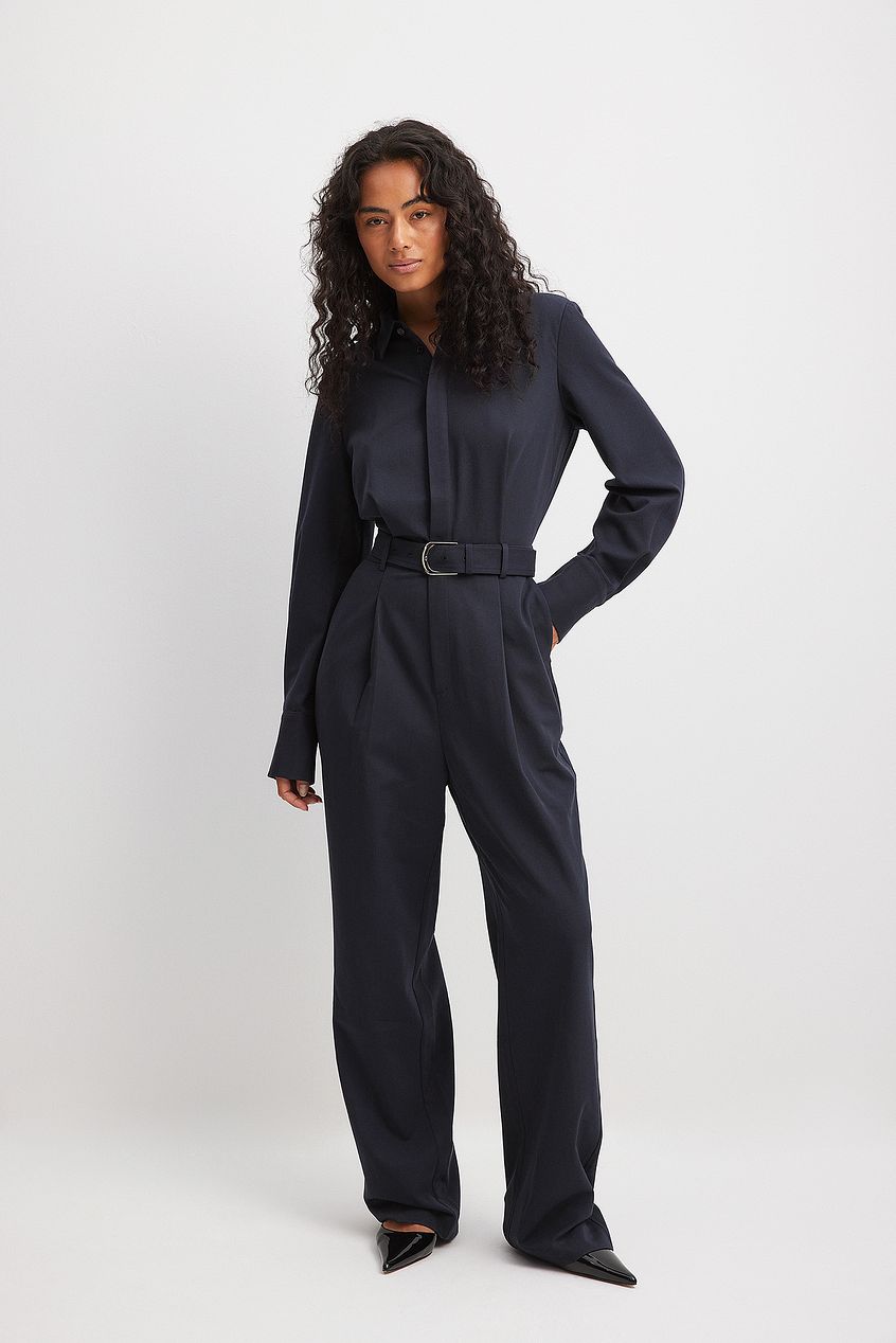 אוברול מחויט עם כתפיים מודגשות וחגורה נשלפת