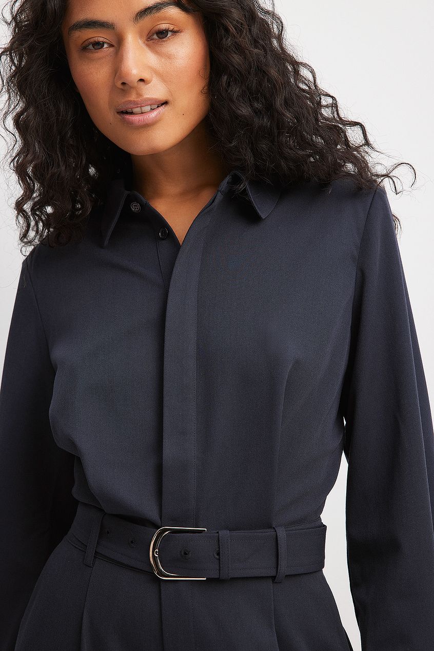 אוברול מחויט עם כתפיים מודגשות וחגורה נשלפת