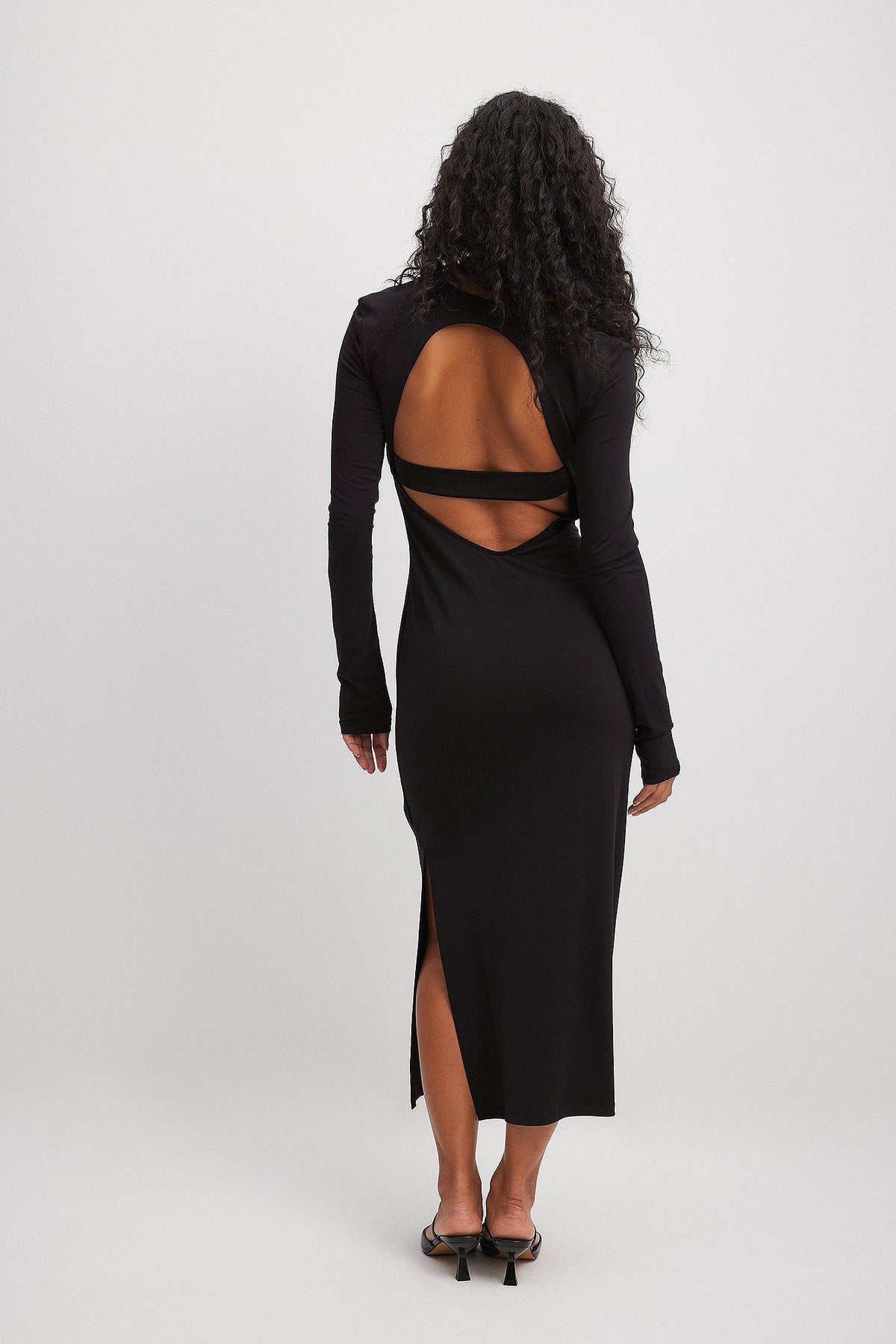 שמלת מידי צמודה עם גב פתוח Chloé Schuterman x NA-KD