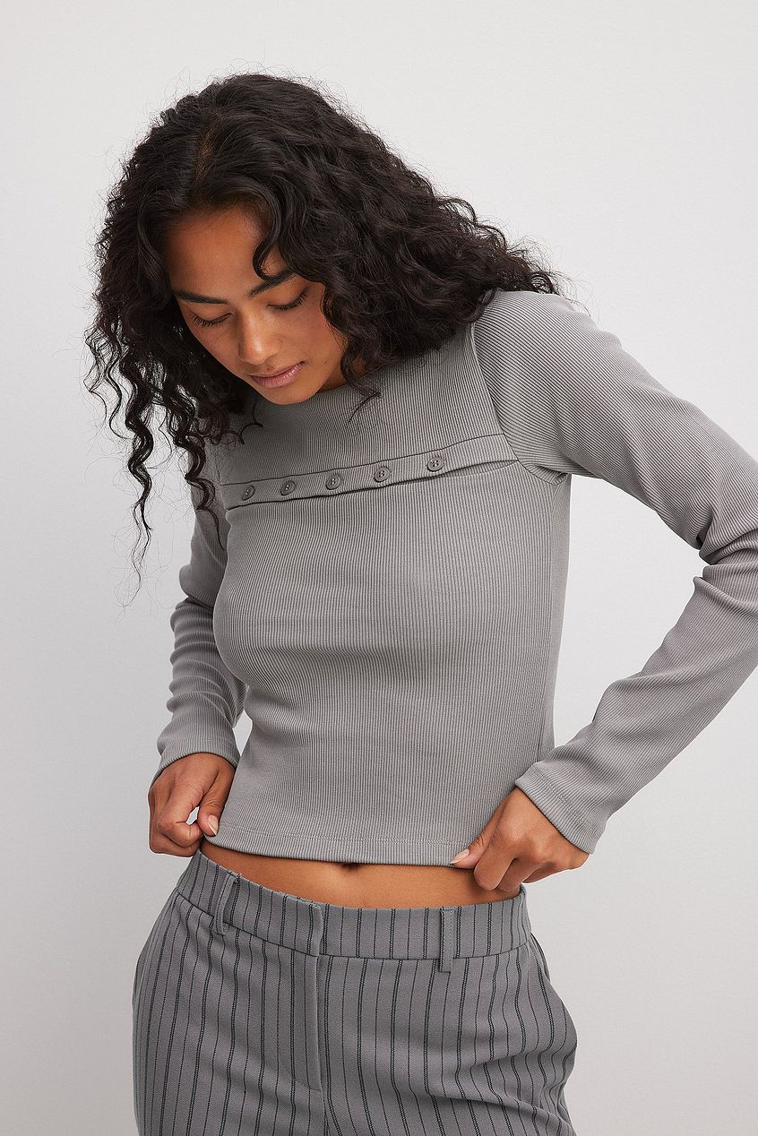 טופ ריב עם שרוולים ארוכים ופתחים בחזה