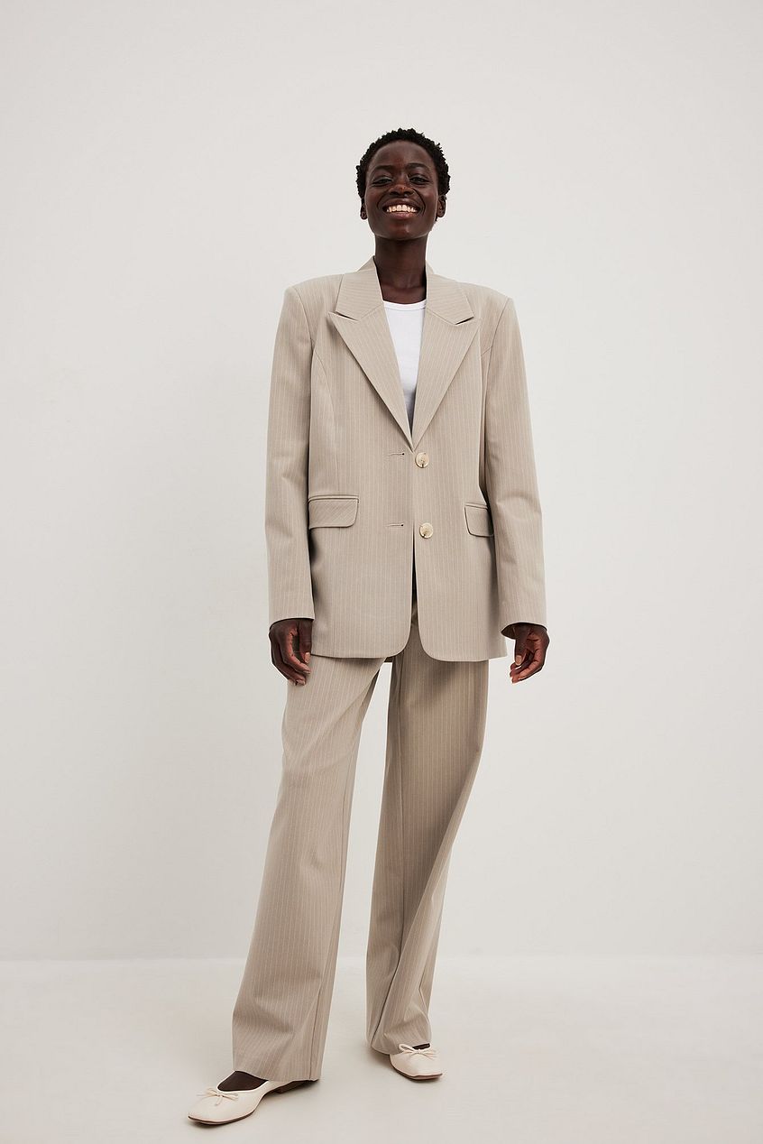 בלייזר אוברסייז עם פסים דקים וכתפיים מודגשות