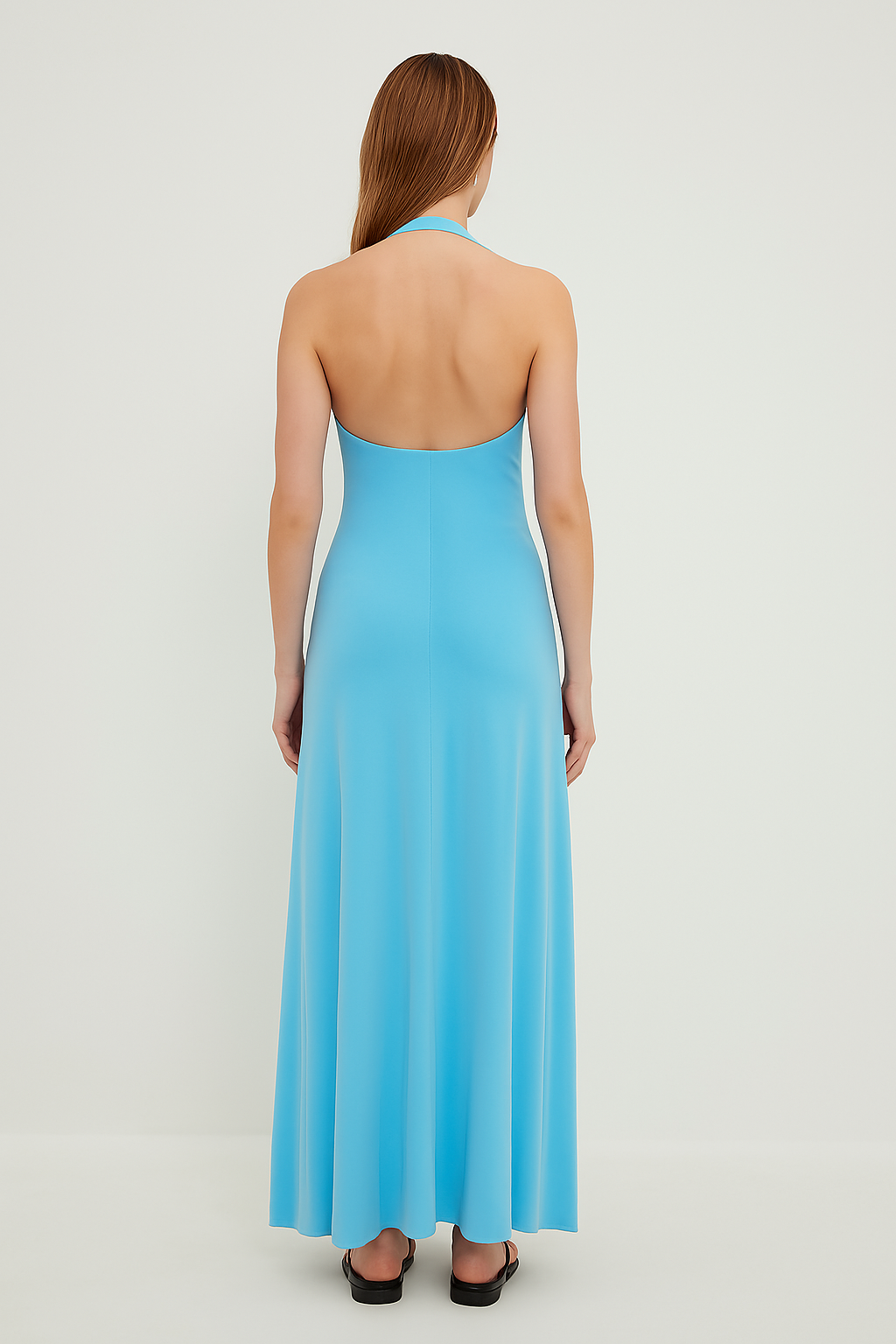 שמלת מקסי עם קשירה בצוואר ומחשוף עמוק