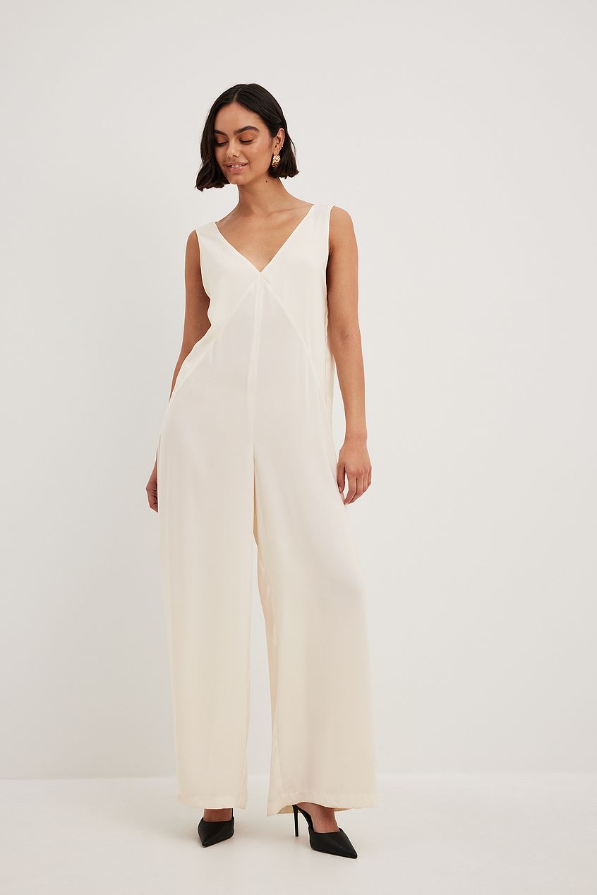 אוברול V וגב פתוח Lillie Grace x NA-KD