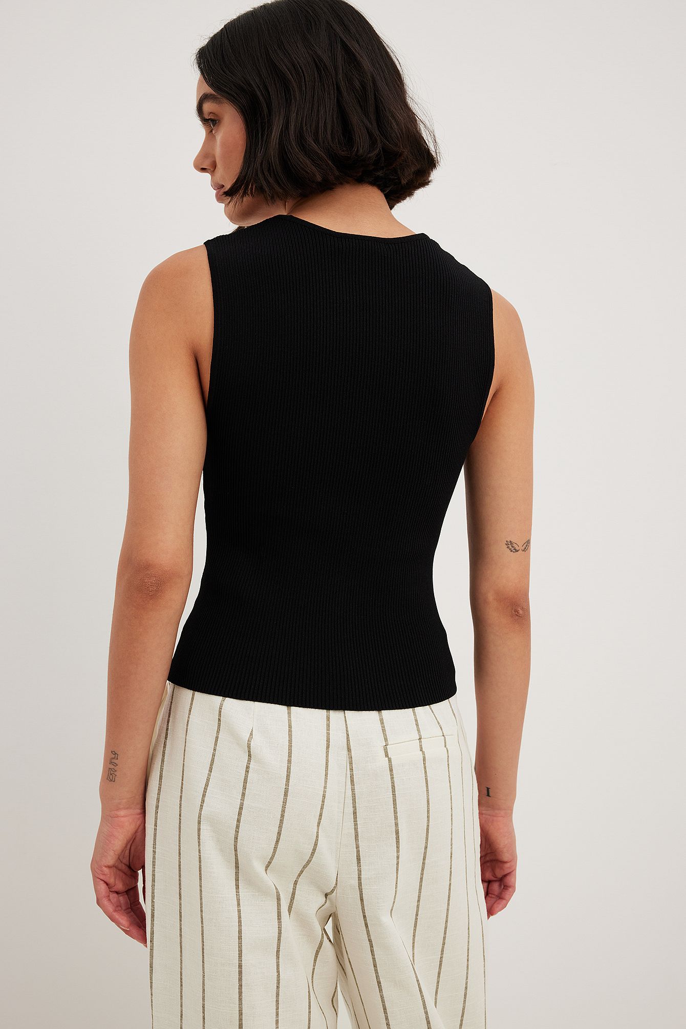 גופיית ריב עם מחשוף עגול עמוק- NA-KD|נייקד