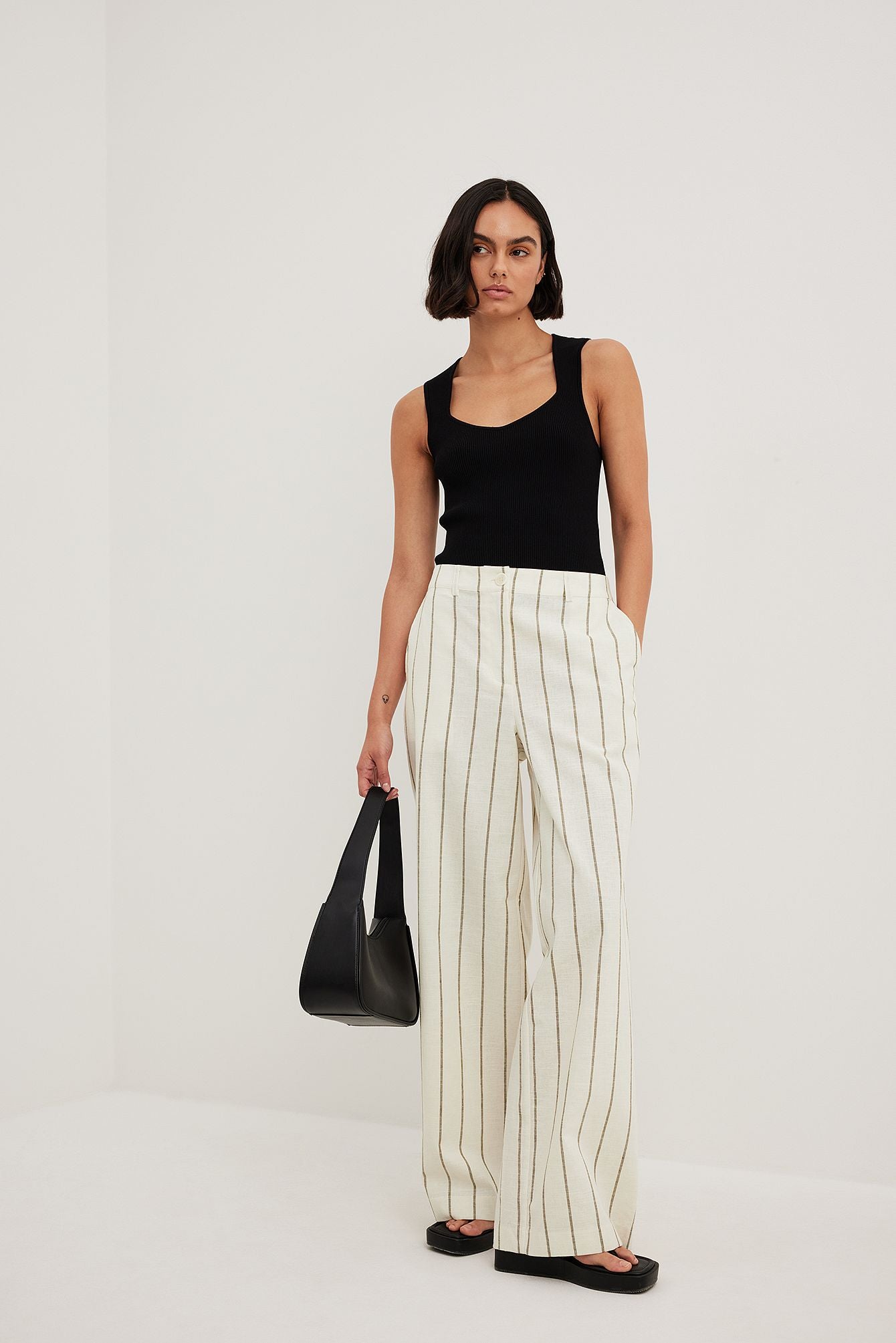 גופיית ריב עם מחשוף עגול עמוק- NA-KD|נייקד