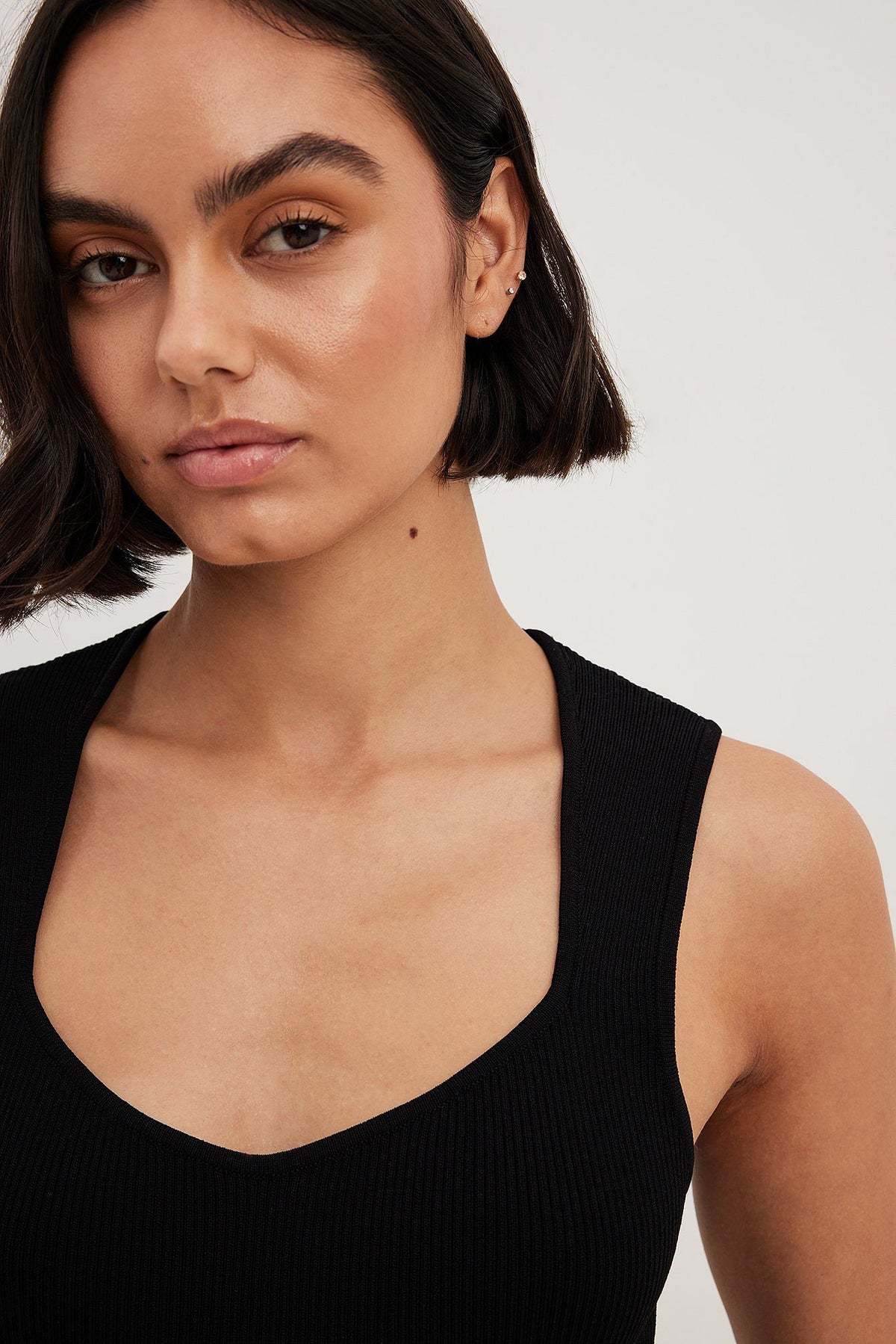 גופיית ריב עם מחשוף עגול עמוק