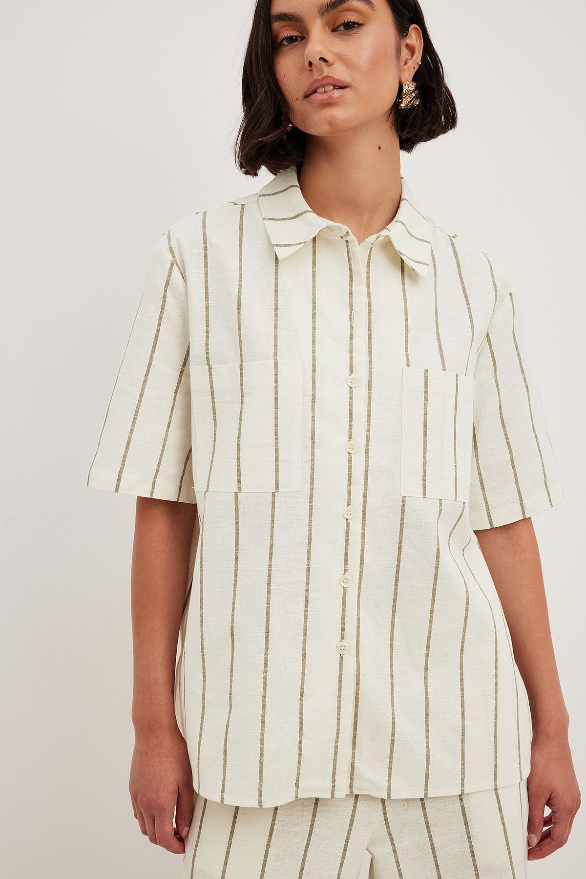 חולצת פשתן עם כיסים Lillie Grace x NA-KD