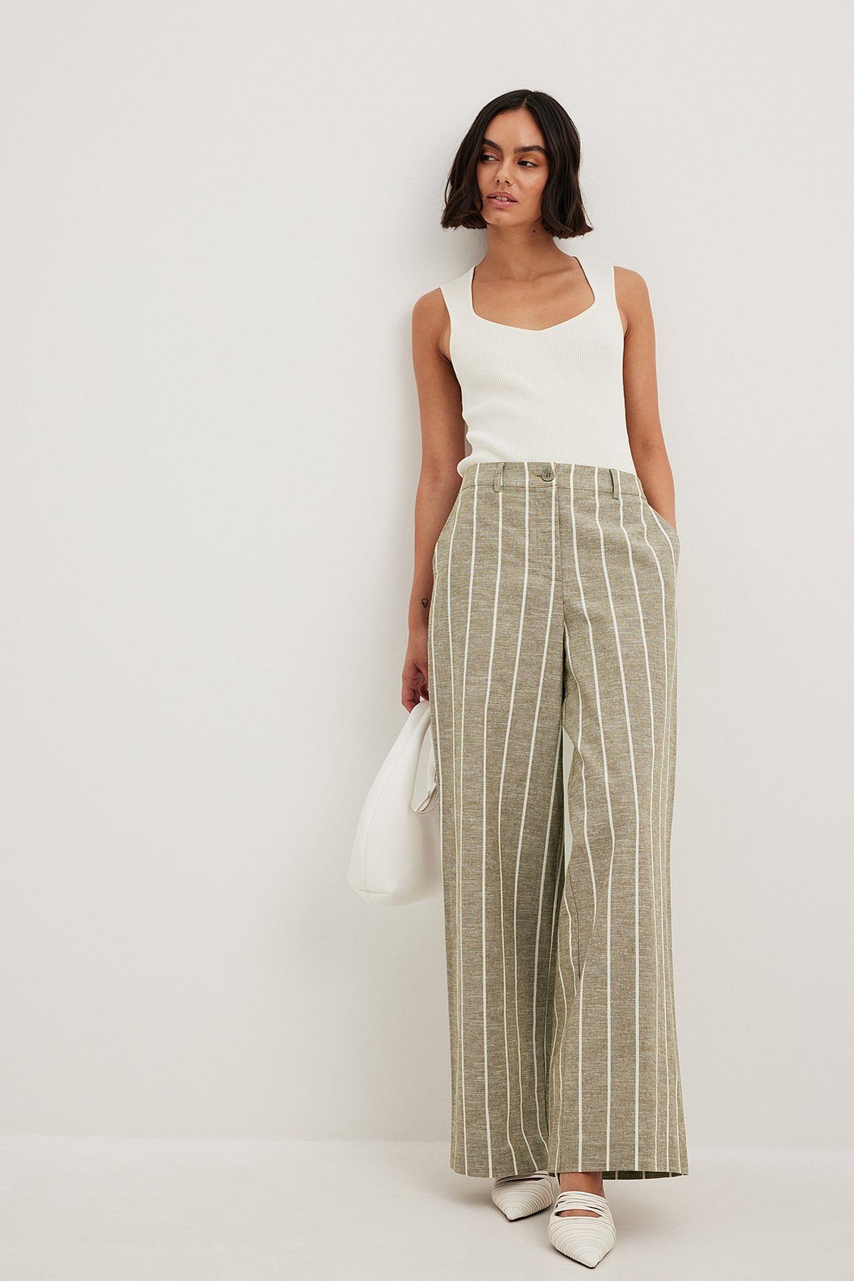 מכנסי פשתן בגזרה ישרה ובמותן בינונית Lillie Grace x NA-KD