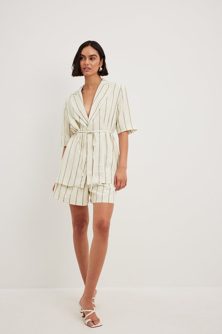 בלייזר חולצה קצרה עם חגורת קשירה Lillie Grace x NA-KD