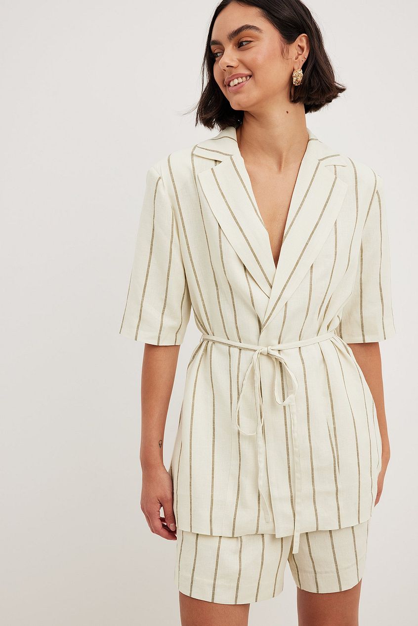 בלייזר חולצה קצרה עם חגורת קשירה Lillie Grace x NA-KD