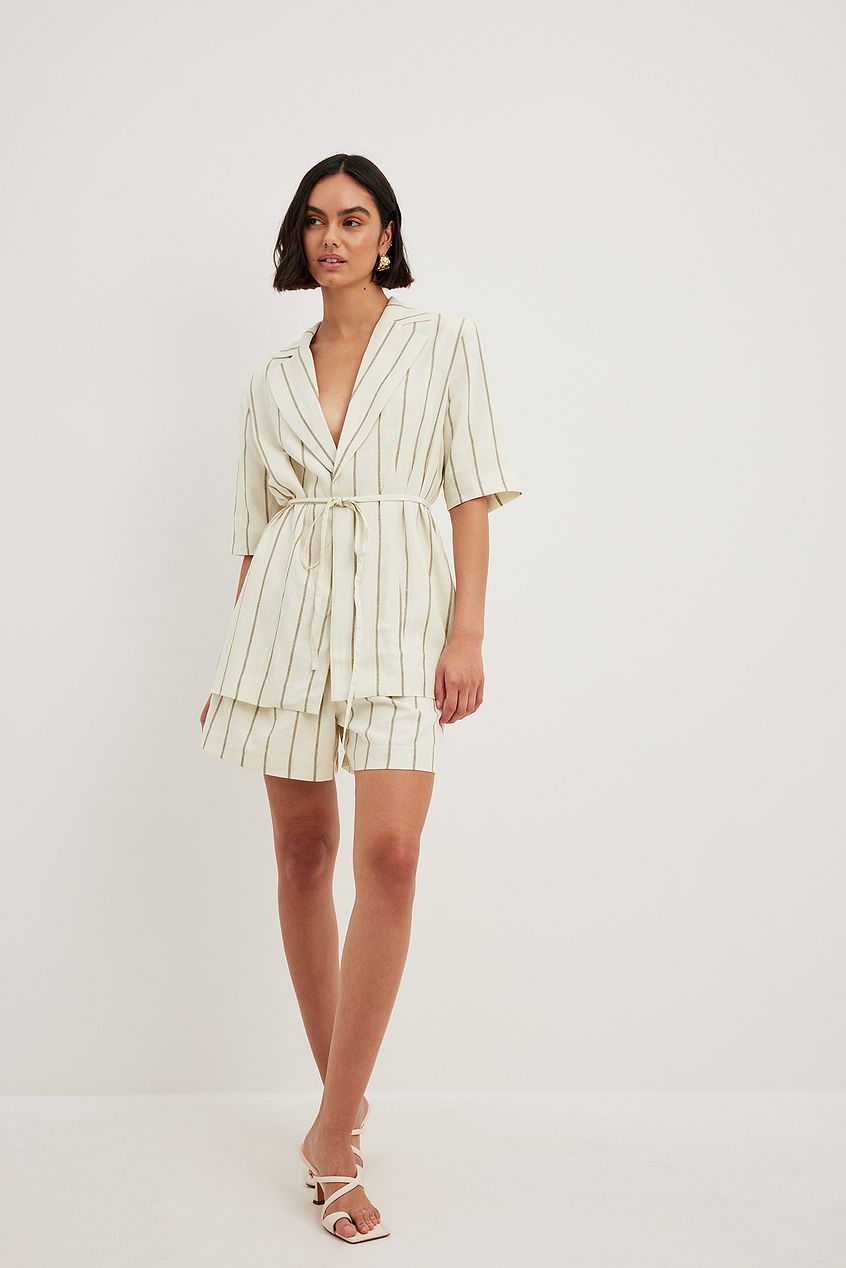 שורטס פשתן בגזרה ישרה ובמותן בינונית Lillie Grace x NA-KD