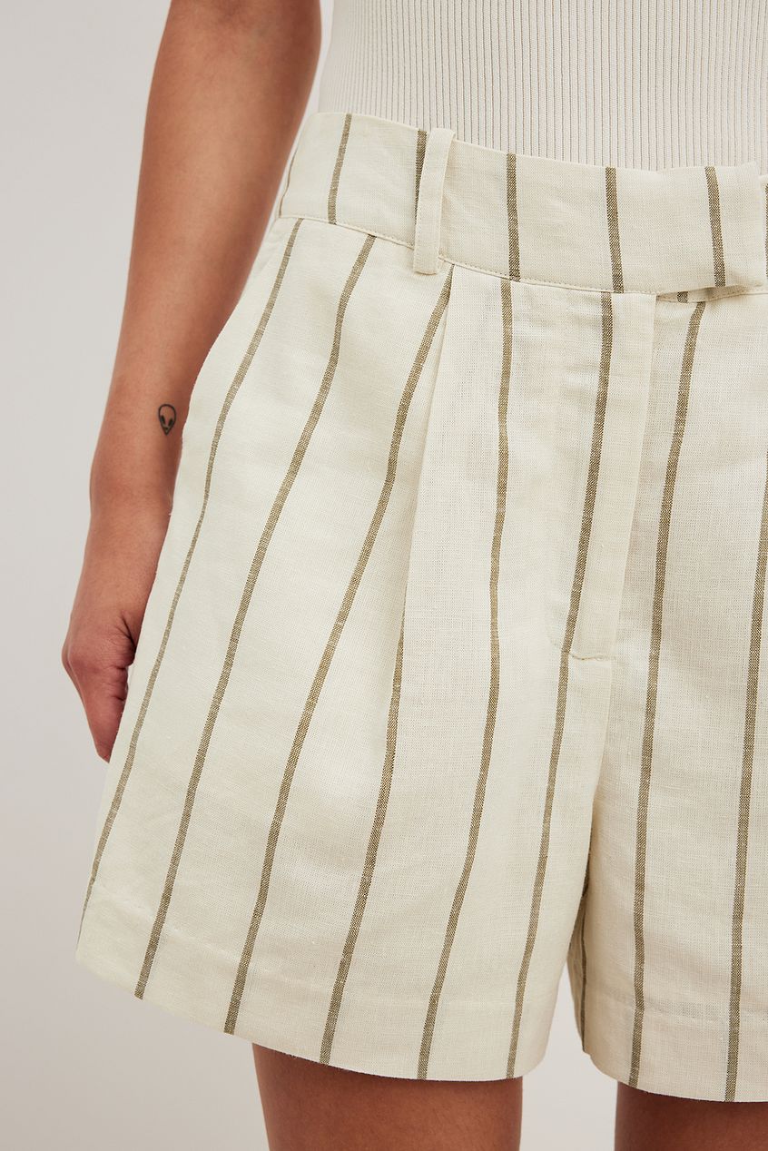 שורטס פשתן בגזרה ישרה ובמותן בינונית Lillie Grace x NA-KD