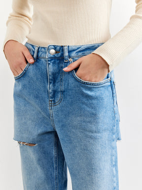 מכנסי ג'ינס קרעים בגזרת לוס