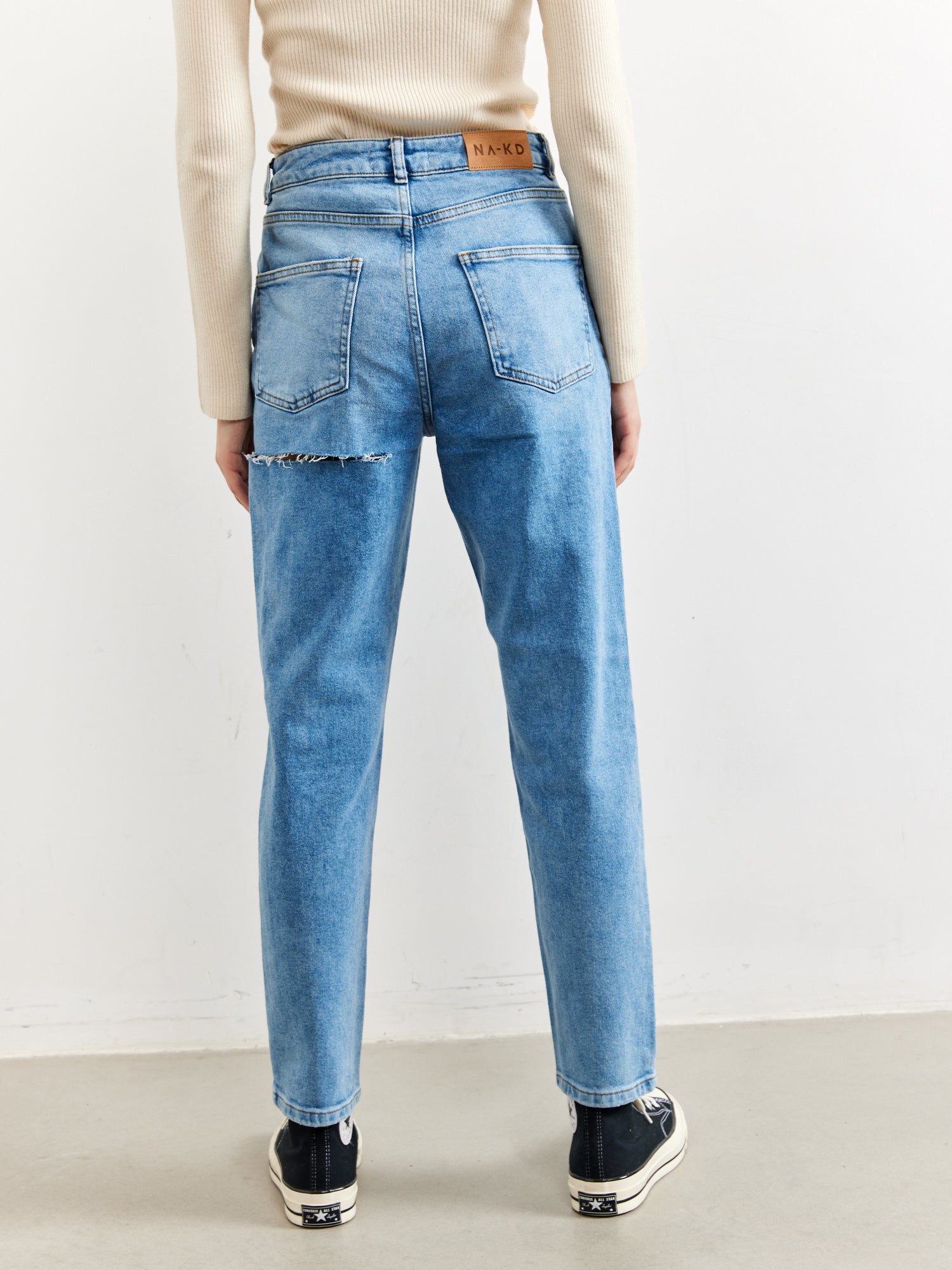 מכנסי ג'ינס קרעים בגזרת לוס- NA-KD|נייקד