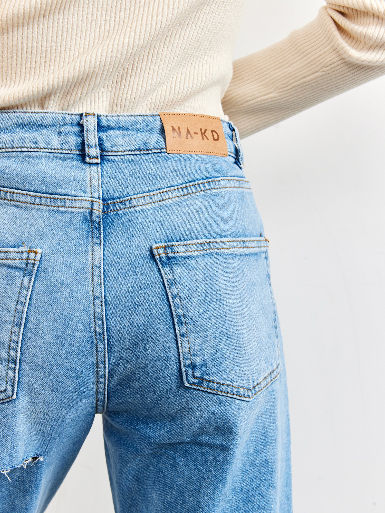 מכנסי ג'ינס קרעים בגזרת לוס- NA-KD|נייקד