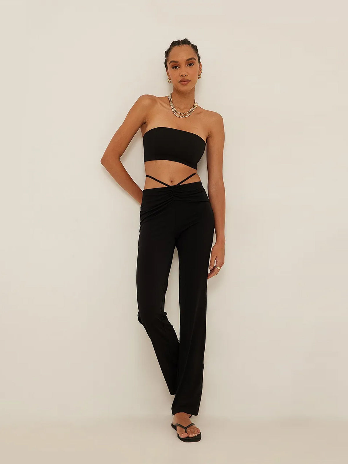 מכנסיים עם כיווצים וקשירה בגזרה ישרה