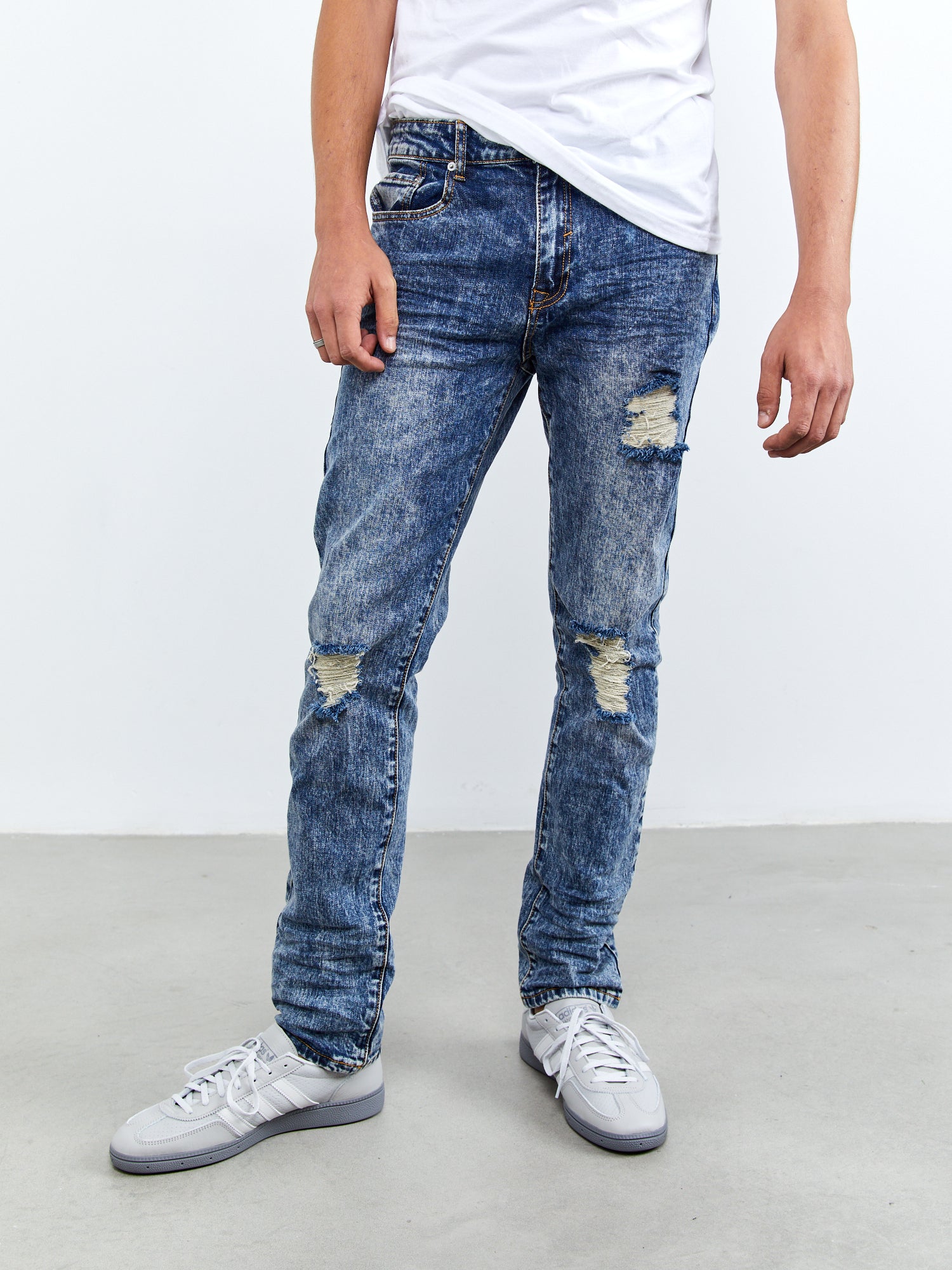 ג'ינס SLIM LEG במראה משושפשף- FOREVER 21|פוראבר 21