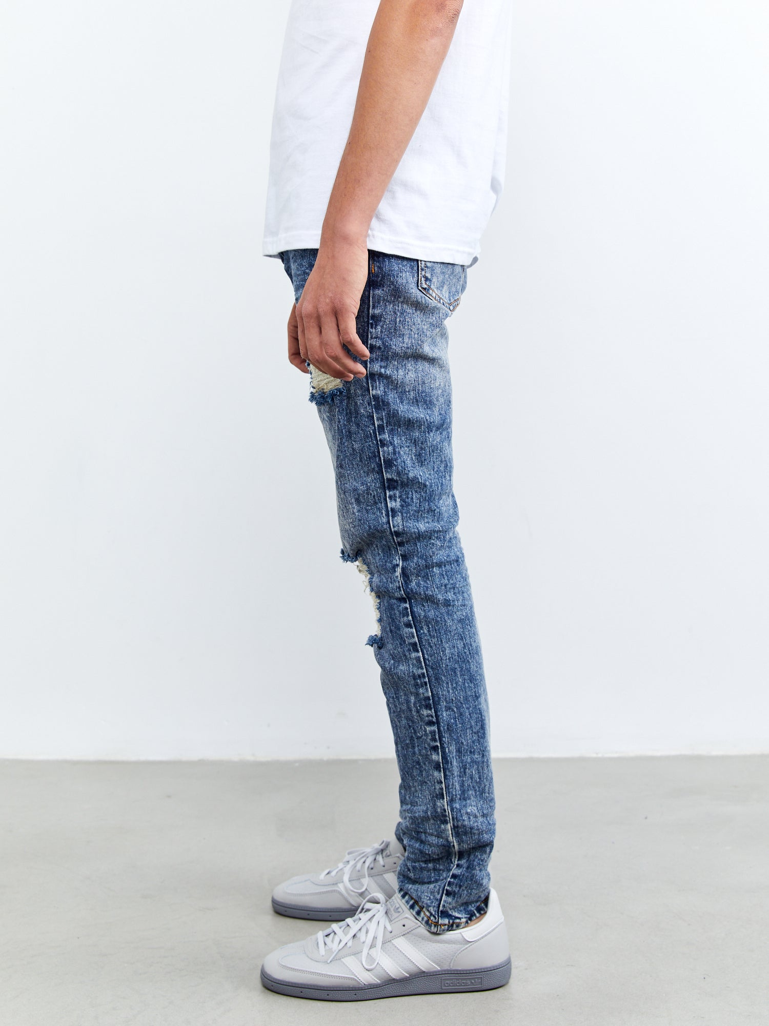 ג'ינס SLIM LEG במראה משושפשף- FOREVER 21|פוראבר 21