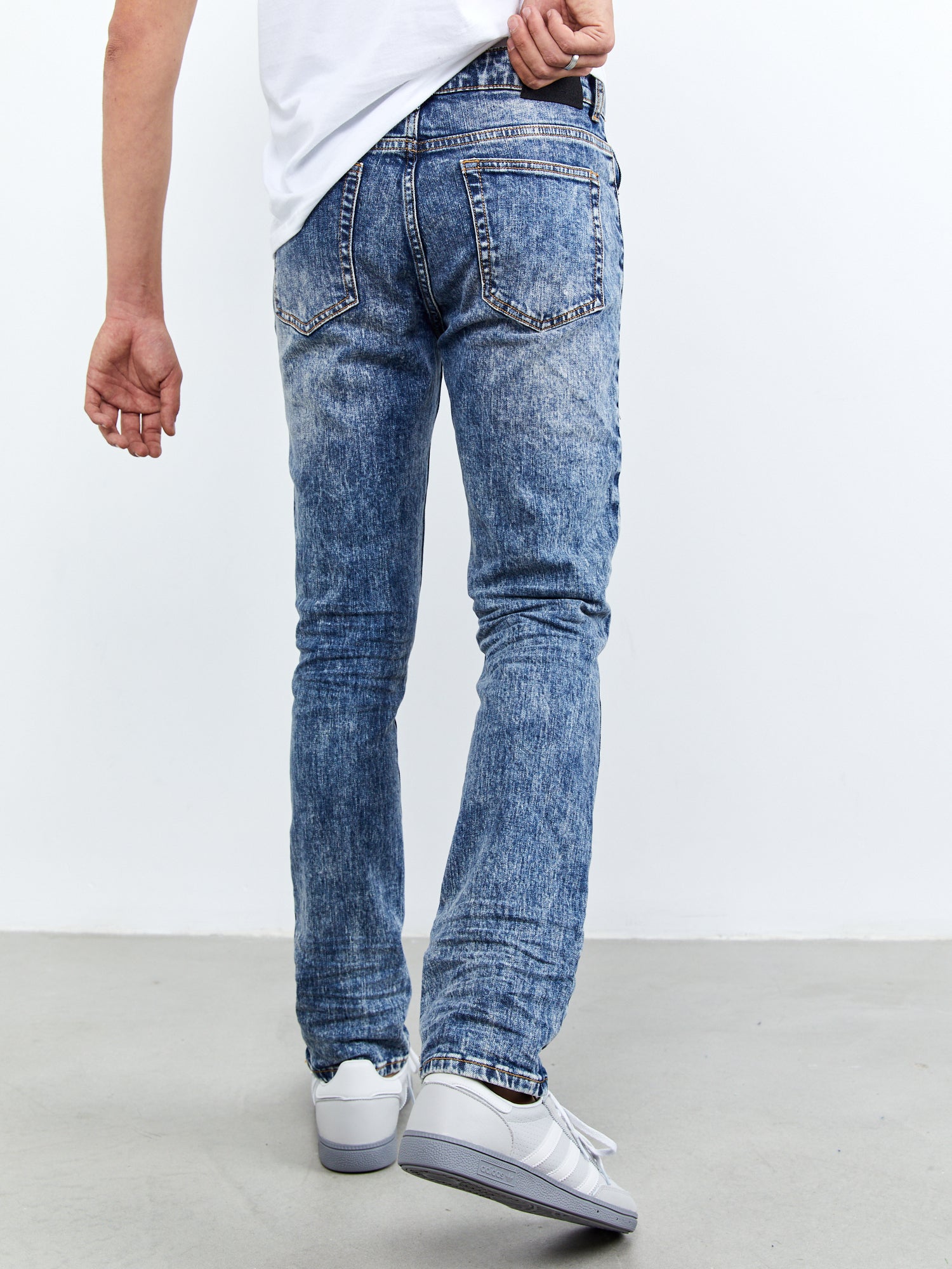 ג'ינס SLIM LEG במראה משושפשף- FOREVER 21|פוראבר 21