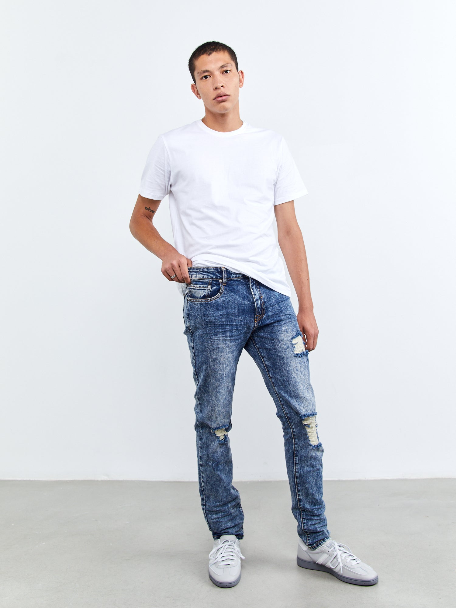 ג'ינס SLIM LEG במראה משושפשף- FOREVER 21|פוראבר 21