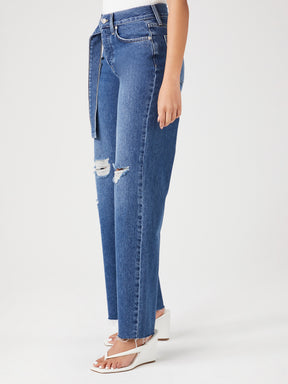 ג'ינס בשילוב חגורת מותן ארוכה