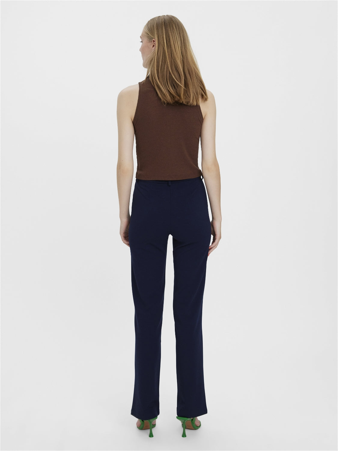 מכנסיים מחוייטים בגזרה ישרה/ אורך קצר- Vero Moda |וורו מודה
