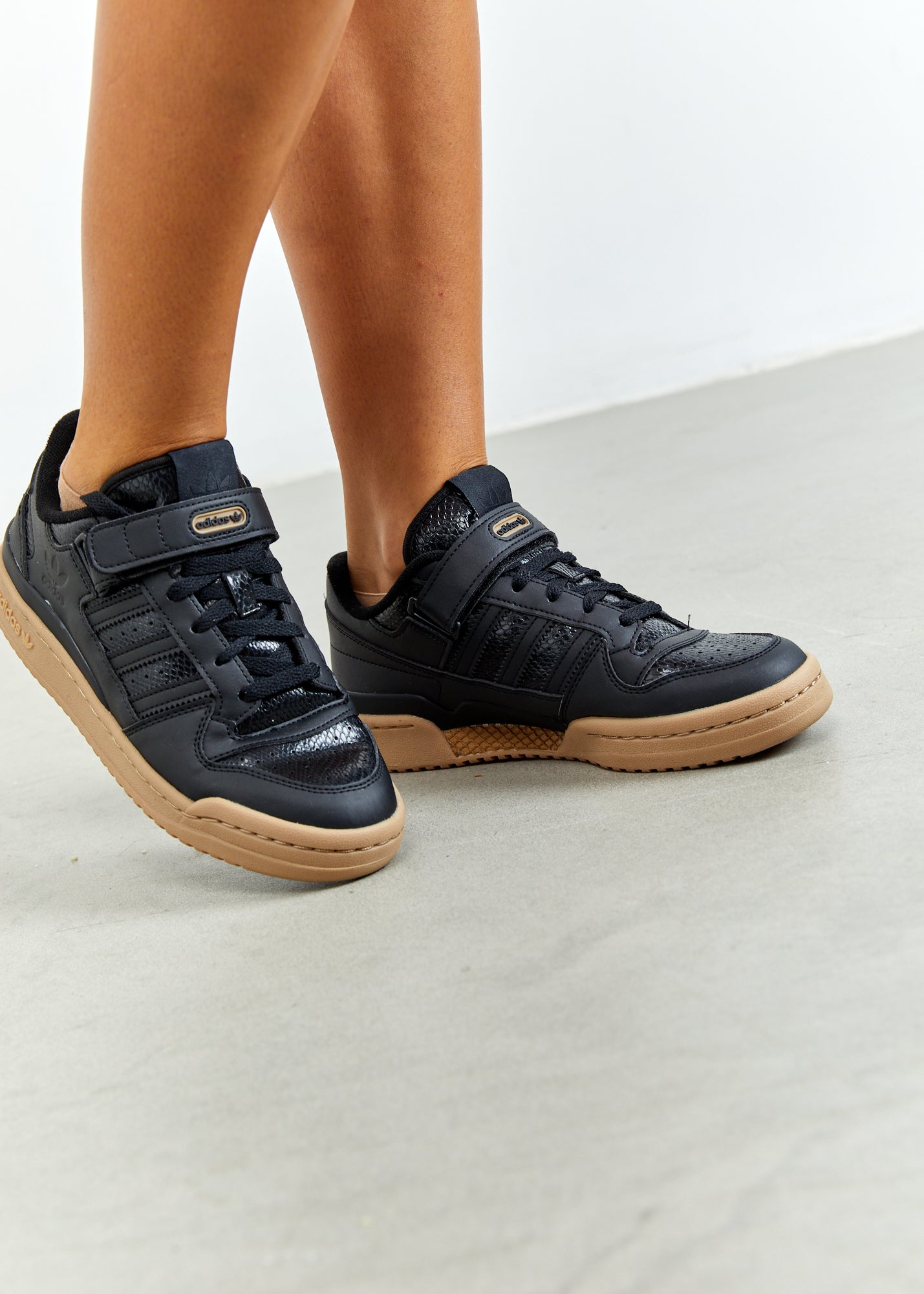 נעלי סניקרס FORUM LOW / נשים- Adidas Originals|אדידס אוריג'ינלס