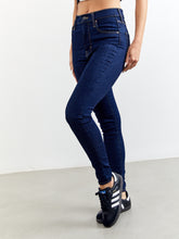 ג'ינס בגזרת SUPER SKINNY