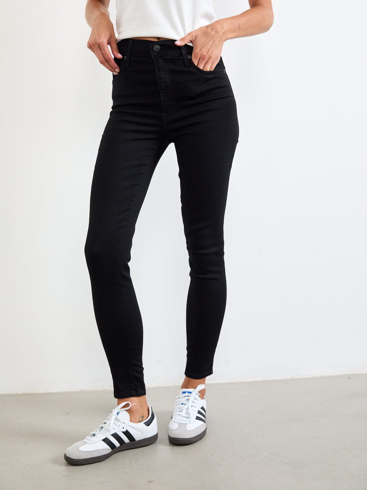 מכנסי ג'ינס SUPER SKINNY בגזרה גבוהה