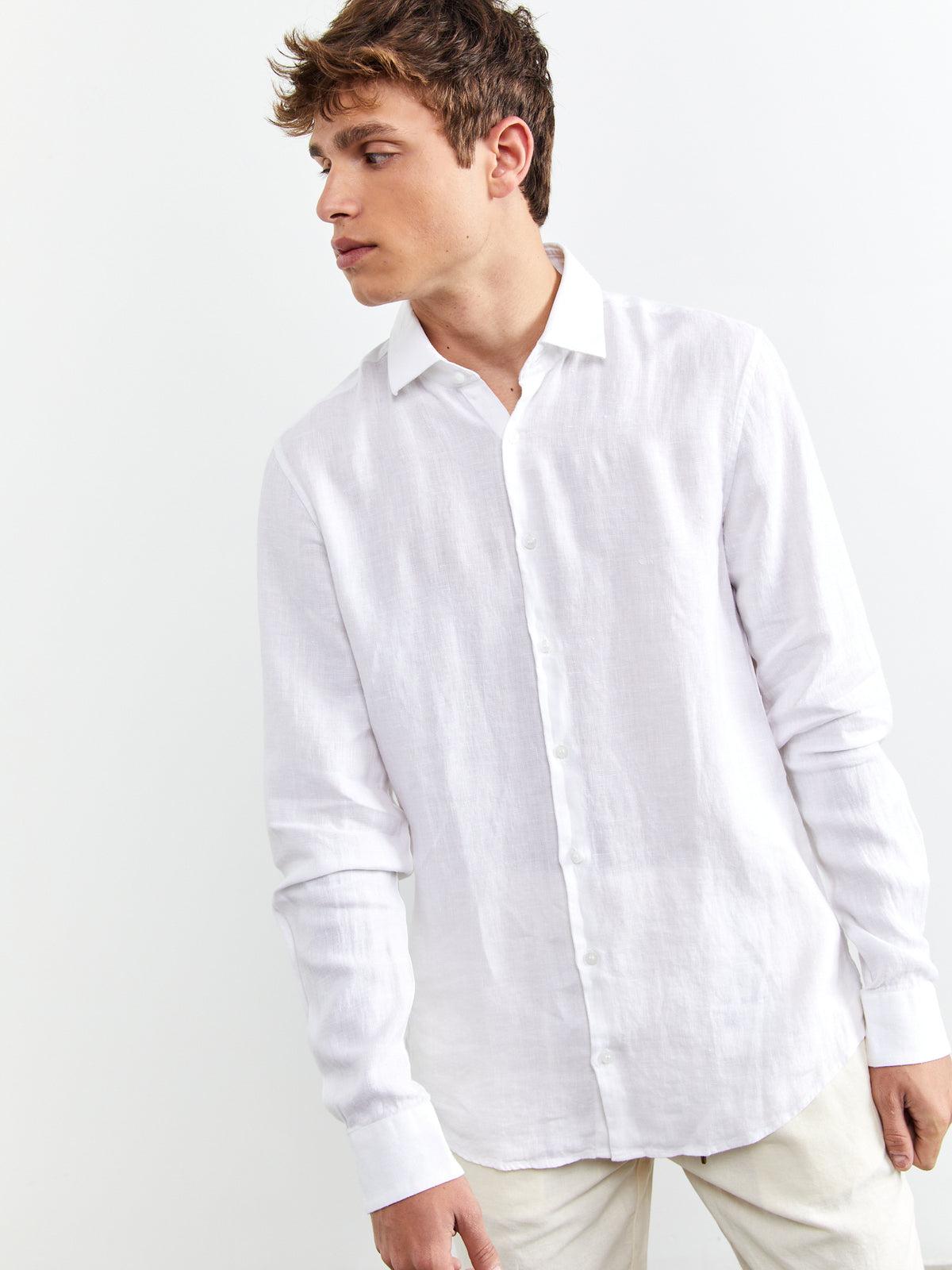 חולצת פשתן מכופתרת בגזרת SLIM FIT