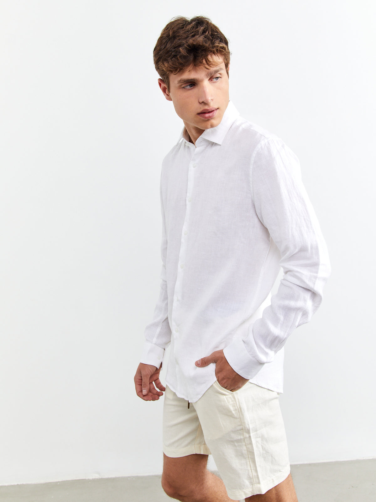 חולצת פשתן מכופתרת בגזרת SLIM FIT