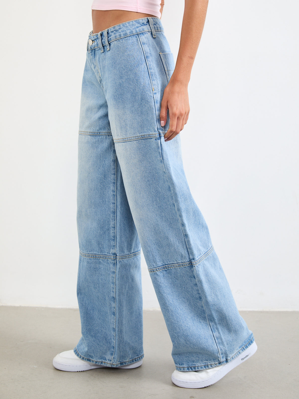 ג'ינס רחב בגזרה נמוכה
