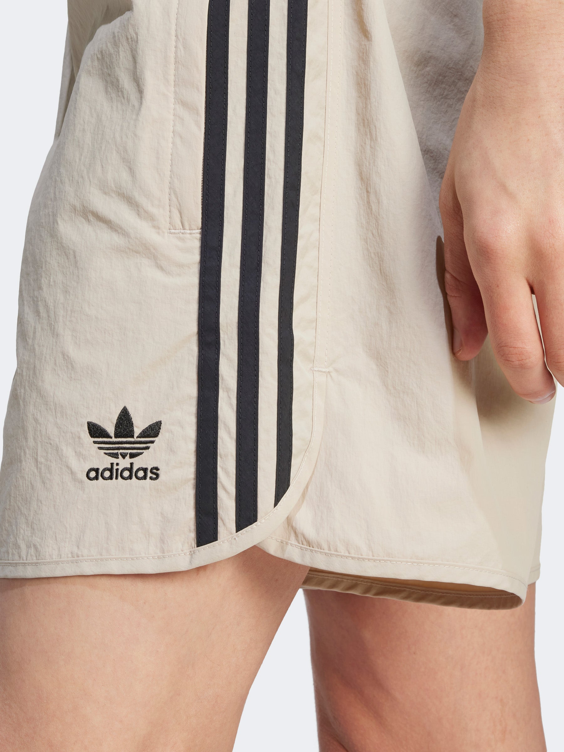 מכנסי ניילון קצרים מחומרים ממוחזרים- Adidas Originals|אדידס אוריג'ינלס