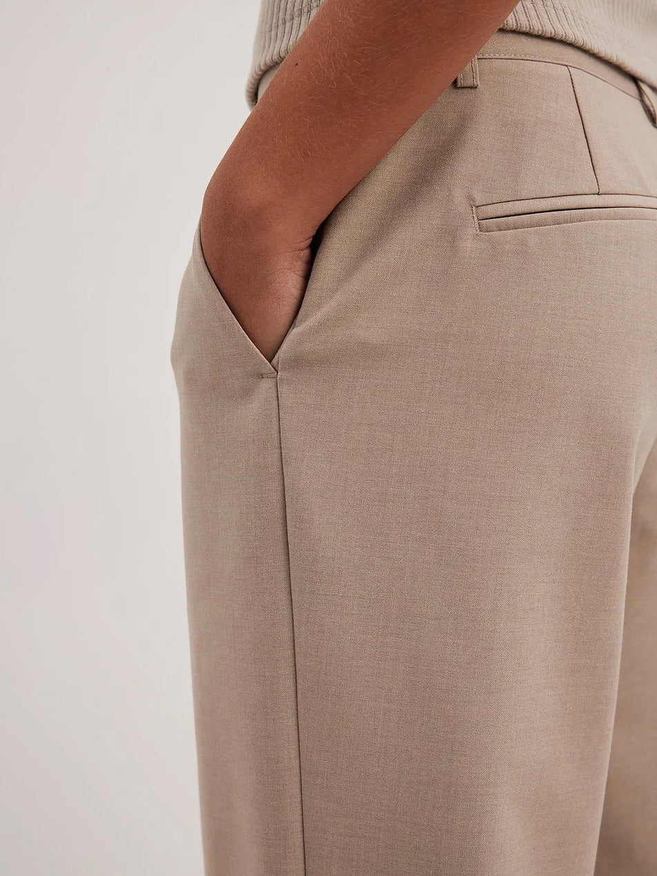 מכנסיים מחוייטים בגזרת אמצע מותן- NA-KD|נייקד