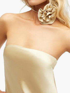 שמלת סאטן מקסי עם גב פתוח בשילוב שרשרת פרח