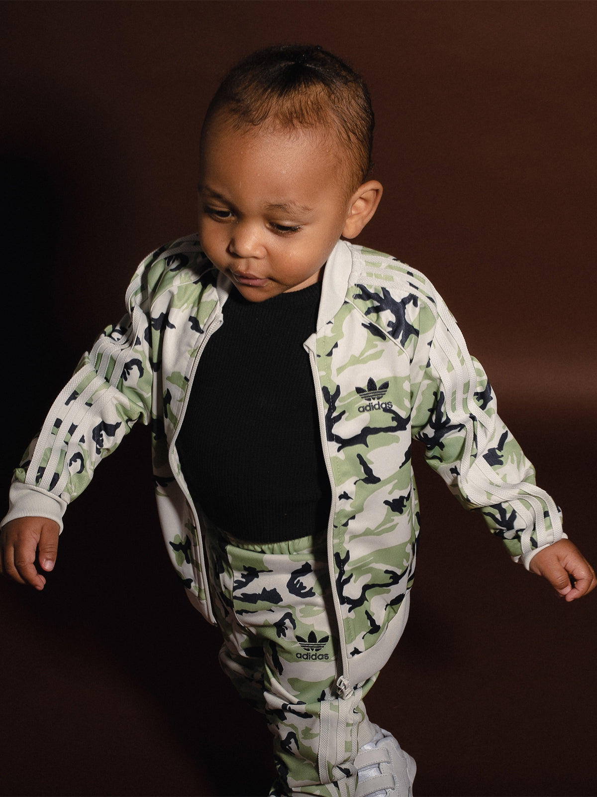 חליפה ספורטיבית בהדפס הסוואה / תינוקות- Adidas Originals|אדידס אוריג'ינלס