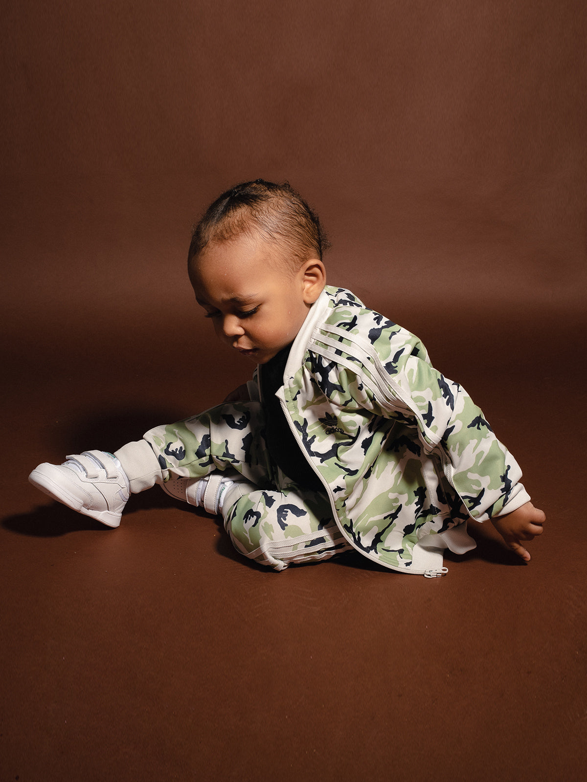 חליפה ספורטיבית בהדפס הסוואה / תינוקות- Adidas Originals|אדידס אוריג'ינלס
