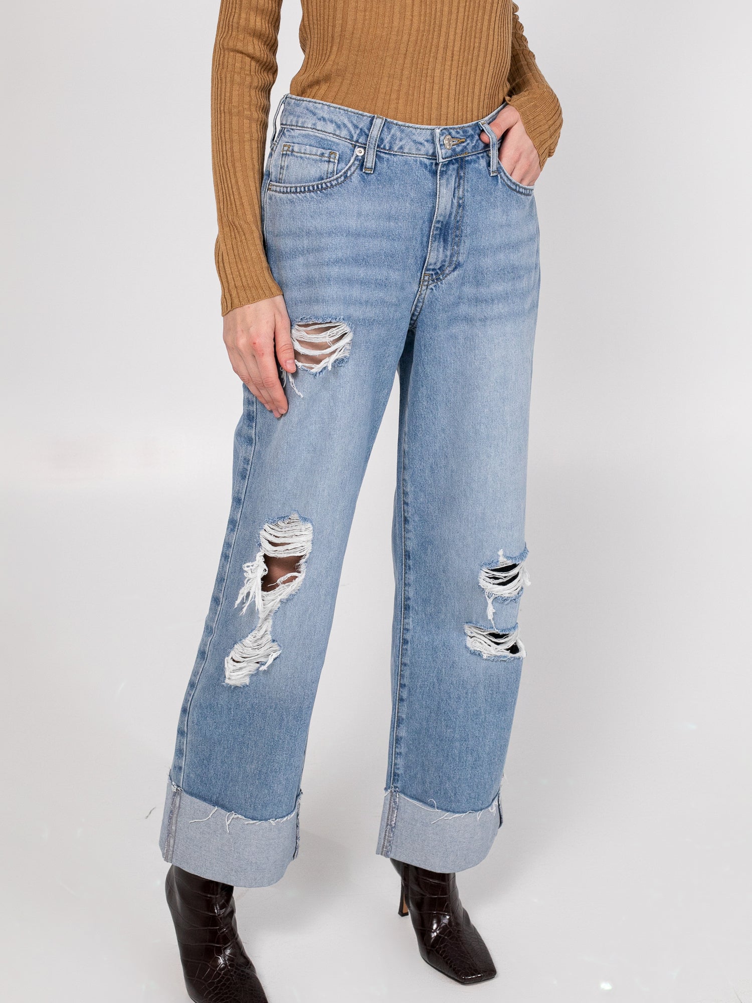 מכנסי ג'ינס בגזרת לוס עם קרעים- FOREVER 21|פוראבר 21