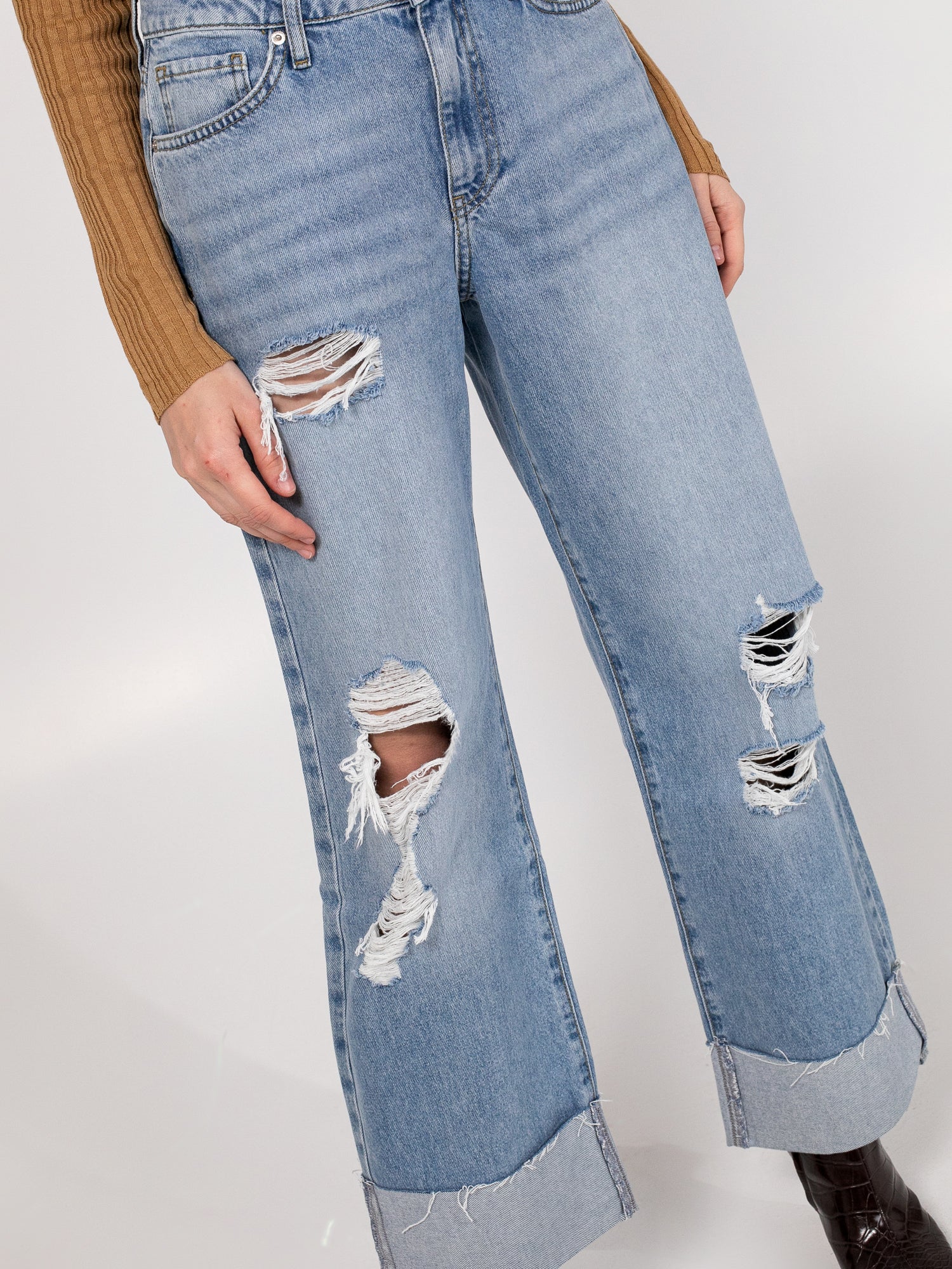 מכנסי ג'ינס בגזרת לוס עם קרעים- FOREVER 21|פוראבר 21